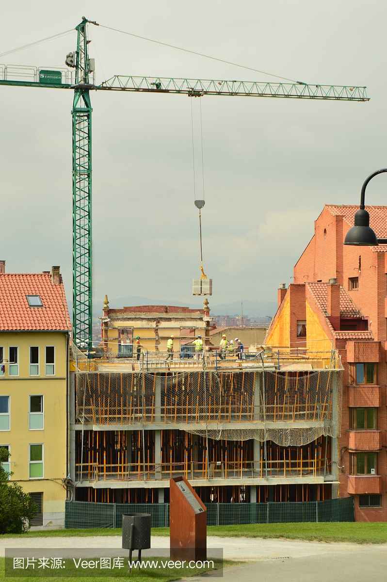 在建筑工地上工作的磚瓦匠、木匠和起重機操作員。采購產品建筑,工程和服務,工藝,肖像。